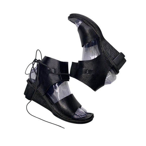 TRIPPEN Black Sandals with Modern Design and Matte Finish - Picture 1 of 5